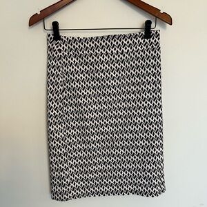 5/20$ Navy blue and White Patterned Women's Skirt size 6